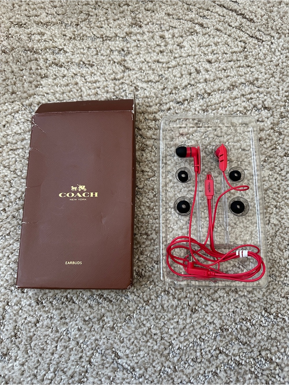 Coach wired Earbuds - Picture 2 of 10
